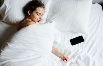 Usar o celular na cama prejudica o coração. Entenda o risco