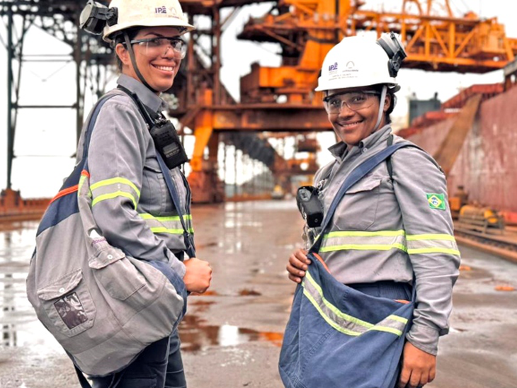 Porto Sudeste transforma uniformes em brindes sustentáveis