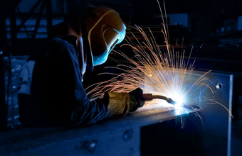 Emprego na indústria recua 0,4% em novembro