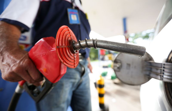 Preço do litro da gasolina aumenta 1,56% no início de fevereiro e fecha período a R$ 5,40