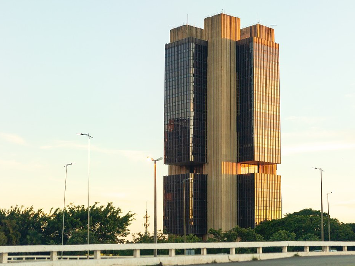 Juros estão acima do necessário para combater a inflação e impõem riscos à economia, avalia CNI