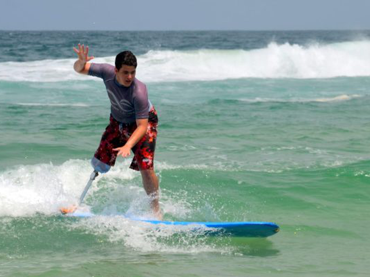 Ocyan promove ação inclusiva de surf adaptado para pessoas  com deficiência na Praia da Barra da Tijuca