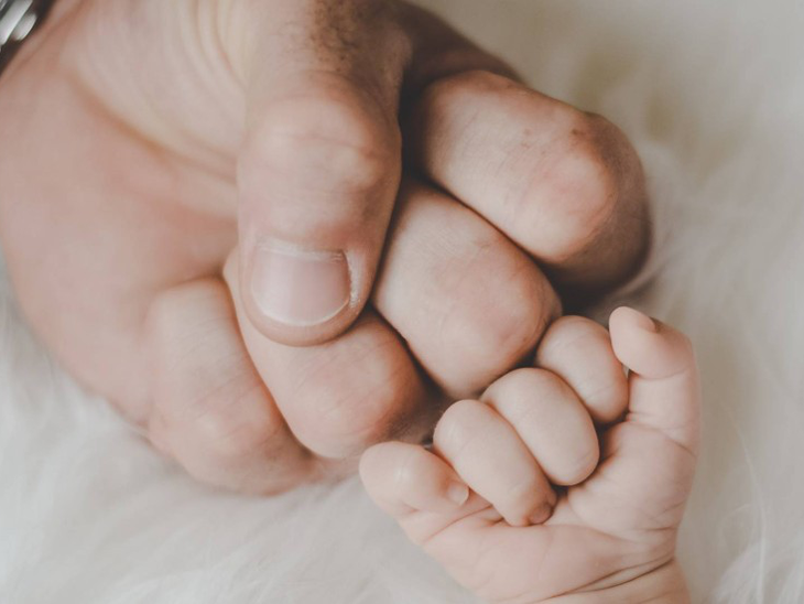 Justiça garante salário-maternidade ao pai após morte da mãe