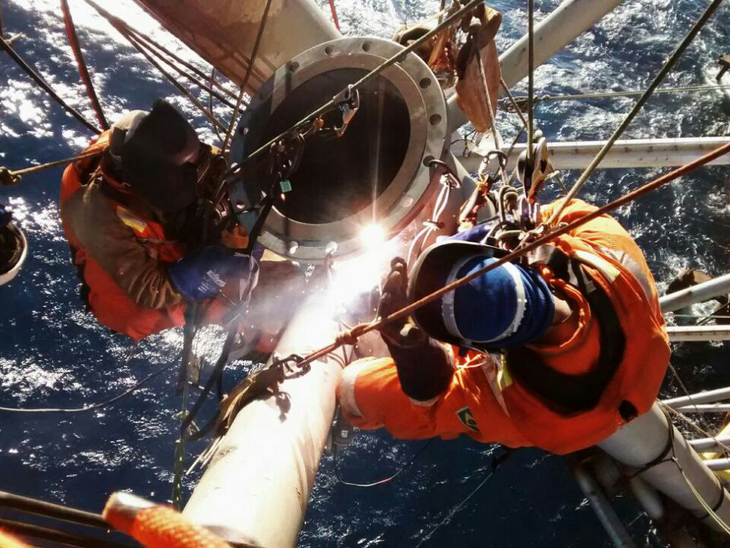 Trabalhadores da Odebrecht Óleo e Gás ganham prêmio de melhor foto de Acesso por Cordas do ano da ABENDI