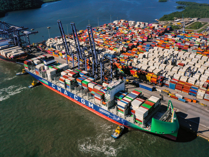 CMA CGM Paraty é o segundo porta-contêineres movido a biocombustível a fazer escala em Paranaguá.