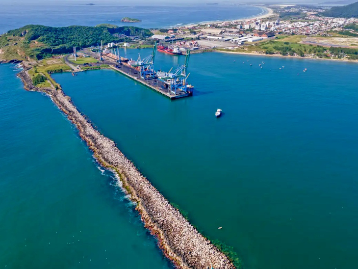 Porto de Imbituba movimenta mais de 2,65 milhões de toneladas nos quatro primeiros meses de 2026