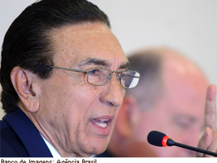 Edison Lobão afirma que licitações do pré-sal devem ocorrer no primeiro semestre