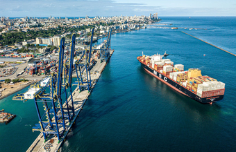 Porta-contêiner da classe Sammax atraca no Porto de Salvador