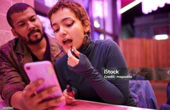 Entenda como incorporar imagens geradas por IA no marketing de pequenas empresas