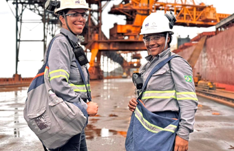 Porto Sudeste transforma uniformes em brindes sustentáveis