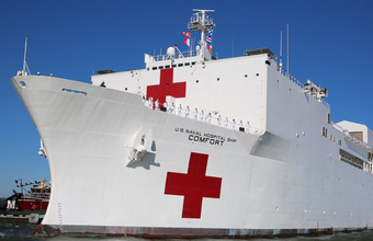 Navio-hospital da Marinha chega a Nova York para ajudar em luta contra o coronavírus