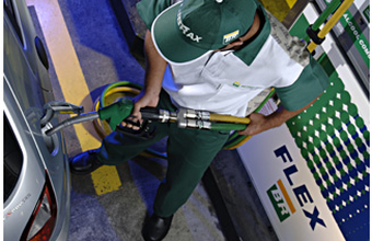 Governo anuncia plano para aumentar oferta de cana-de-açúcar para produção de etanol