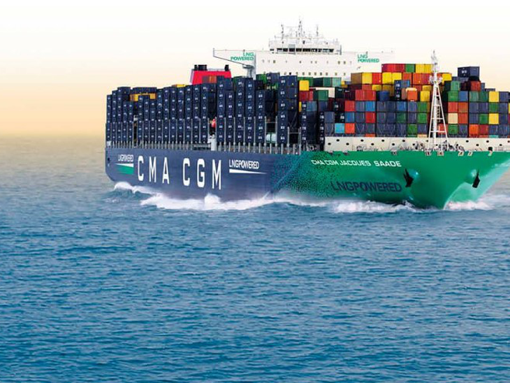 TotalEnergies e CMA CGM realizam primeiro ship-to-ship de abastecimento de GNL em porta-contêiner