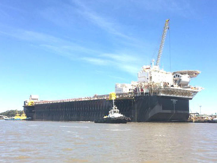 Casco do FPSO P-68 deixa o Porto do Rio Grande