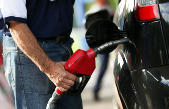 Preço da gasolina cai nas refinarias, e mercado de etanol recua