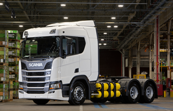 Scania entrega os primeiros caminhões movidos a GNV/biometano