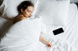 Usar o celular na cama prejudica o coração. Entenda o risco