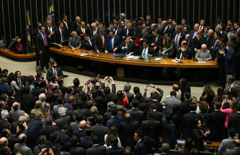 Rodrigo Maia é eleito presidente por 285 votos