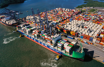 CMA CGM Paraty é o segundo porta-contêineres movido a biocombustível a fazer escala em Paranaguá.