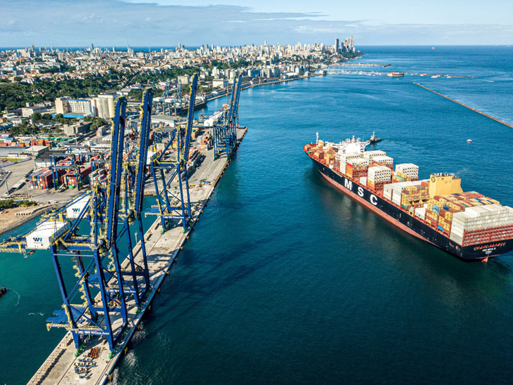 Porta-contêiner da classe Sammax atraca no Porto de Salvador