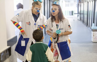 O poder do riso como ferramenta de acolhimento e humanização durante o tratamento hospitalar