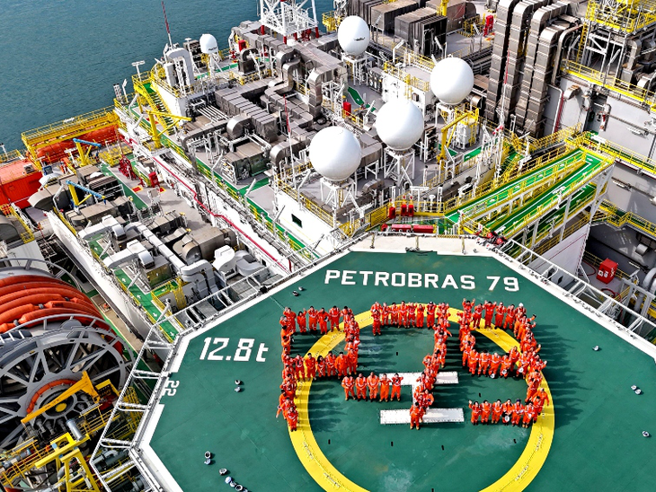 P-79 deixa estaleiro na Coreia do Sul rumo ao campo de Búzios