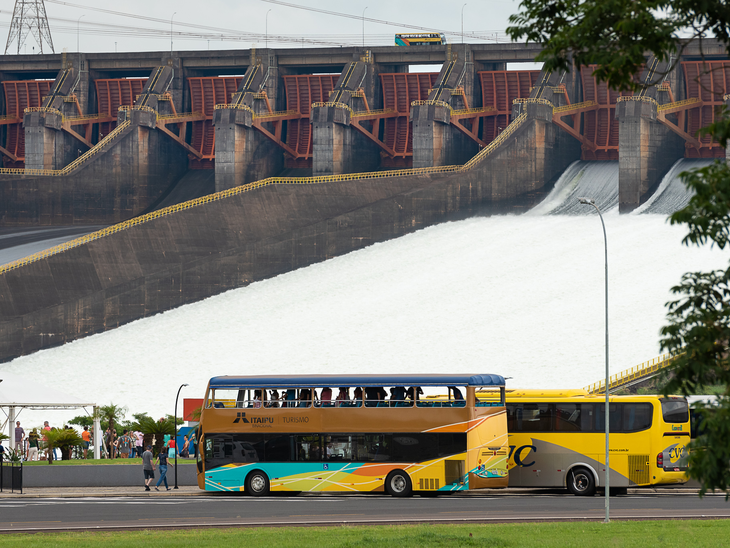 Abertura de vertedouro leva mais de duas mil pessoas para Itaipu na manhã deste sábado