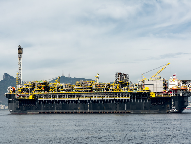 Plataforma P-70 fundeada na Baía de Guanabara está estabilizada