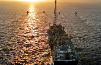 Vindo do Estaleiro Benoi, em Singapura o FPSO P-78 chega ao campo de Búzios